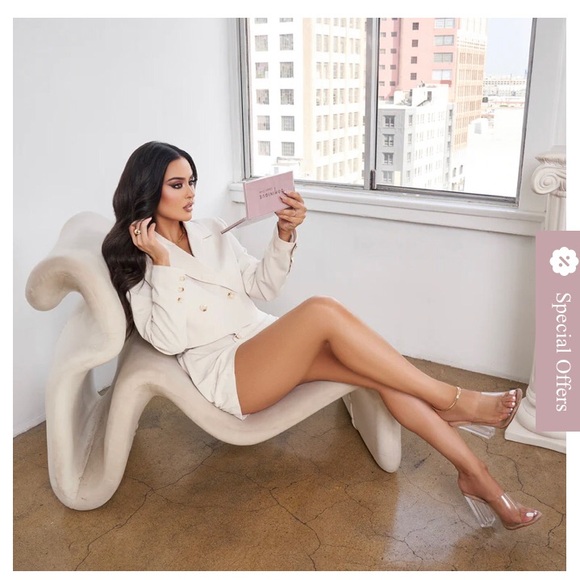 Dominique Cosmetics Essentials Palette - Picture 3 of 5